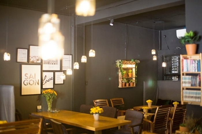 Mẫu quán cà phê phục vụ 24h mang nét cổ kính cùng ánh đèn vàng nhẹ nhàng