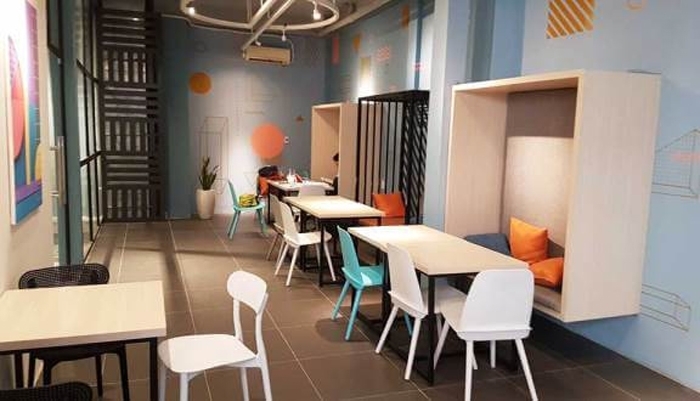 Mẫu quán cà phê phục vụ 24h sở hữu không gian theo phong cách mini work office